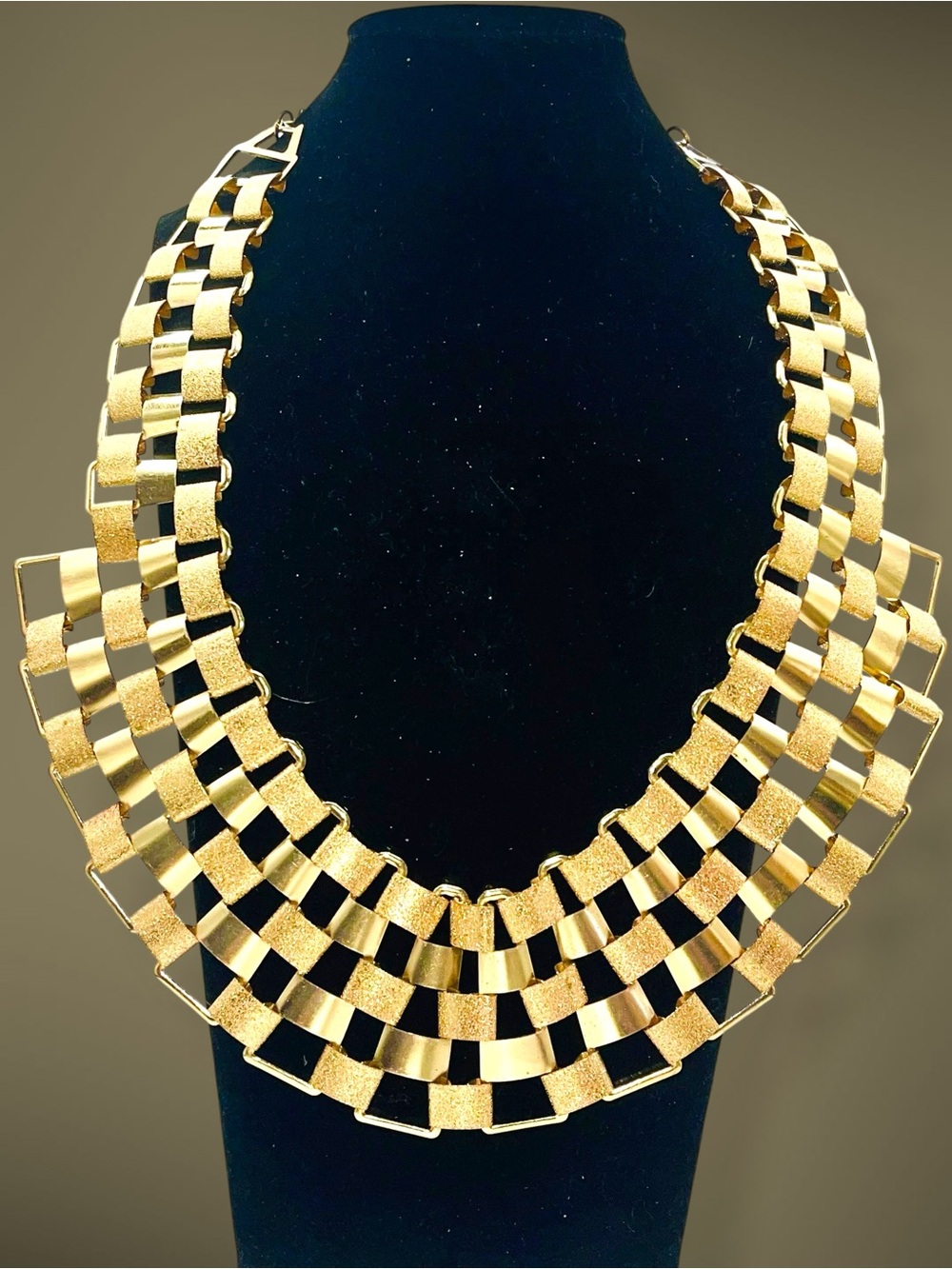 Fab Vintage Gold Tone Textured Bib Collar Necklace Retro Brutalist Statement - Picture 2 of 15